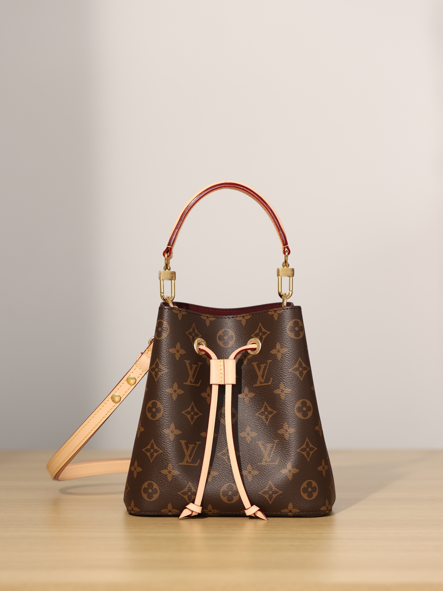 LOUIS VUITTON 路易威登 女士手提袋M46581